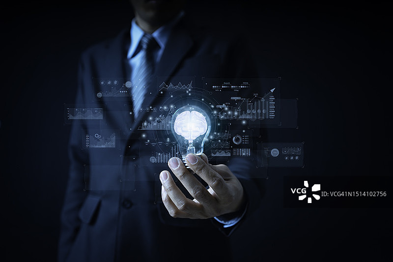 在黑色背景上分析图表的商人图片素材