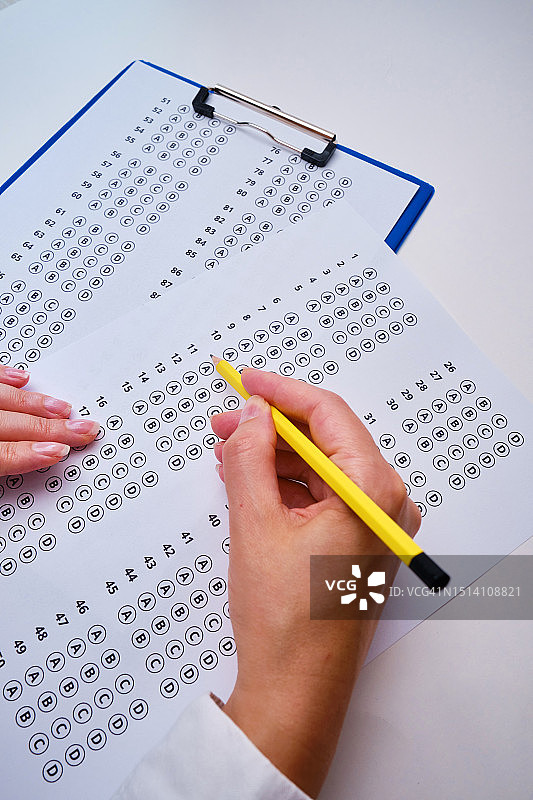 入学考试，试卷，选择正确答案，带有测试任务的纸张，学校考试，大学测验，正确或错误的选项，学生学习，小学问题，评分和结果图片素材