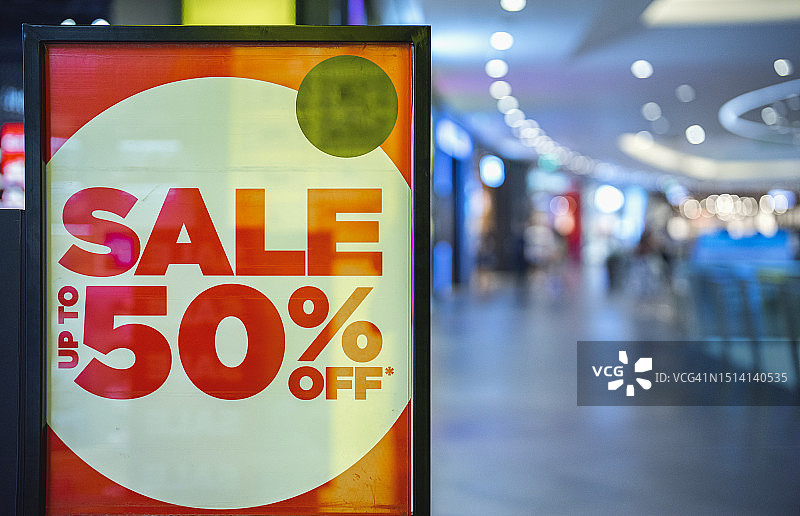 商店橱窗里的促销标志图片素材
