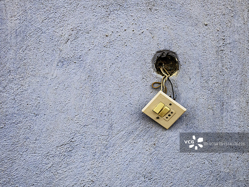 挂在旧墙上的插座图片素材
