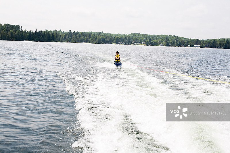 跪式滑水运动图片素材