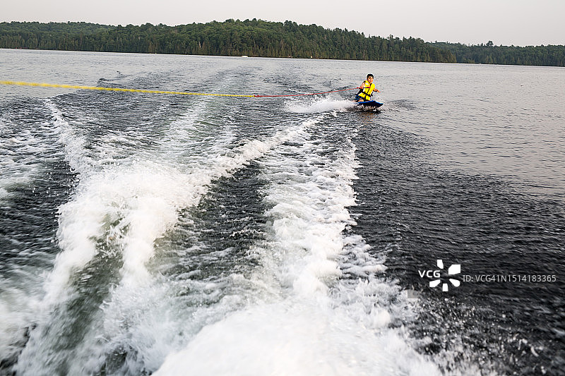 跪式滑水运动图片素材
