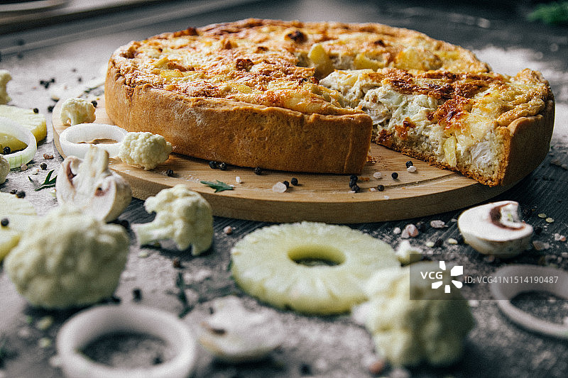 菠萝馅糕点，配花椰菜、蘑菇和奶酪图片素材