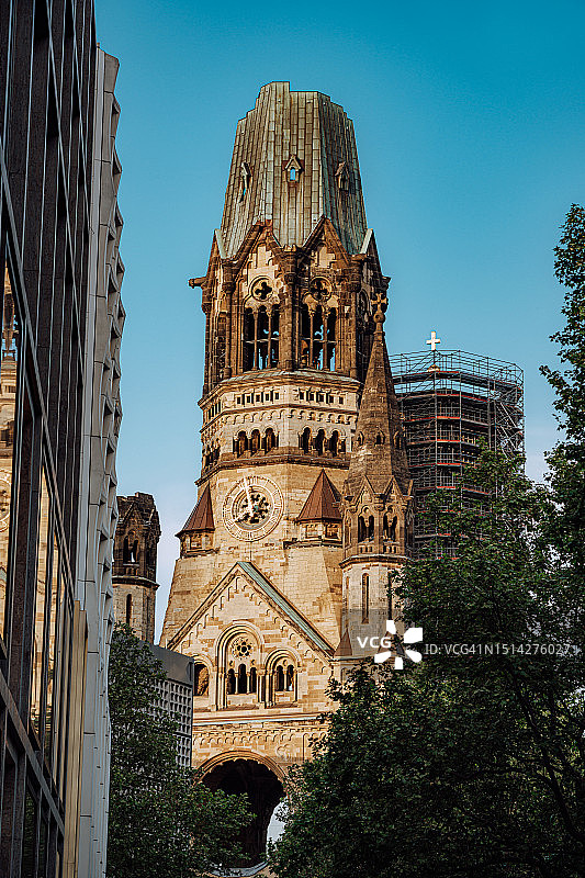 柏林标志性建筑威廉皇帝纪念教堂，城市繁华中的重生象征图片素材