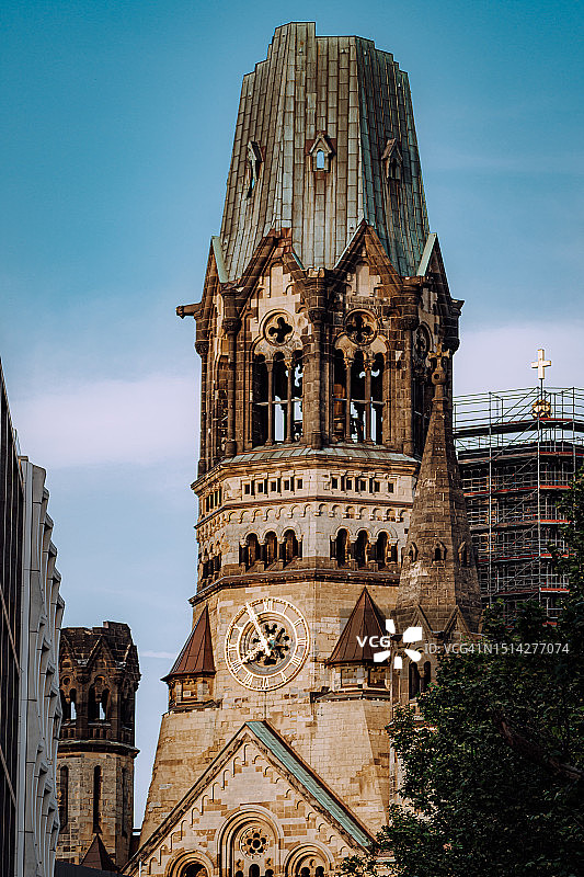 柏林标志性建筑威廉皇帝纪念教堂，城市繁华中的重生象征图片素材