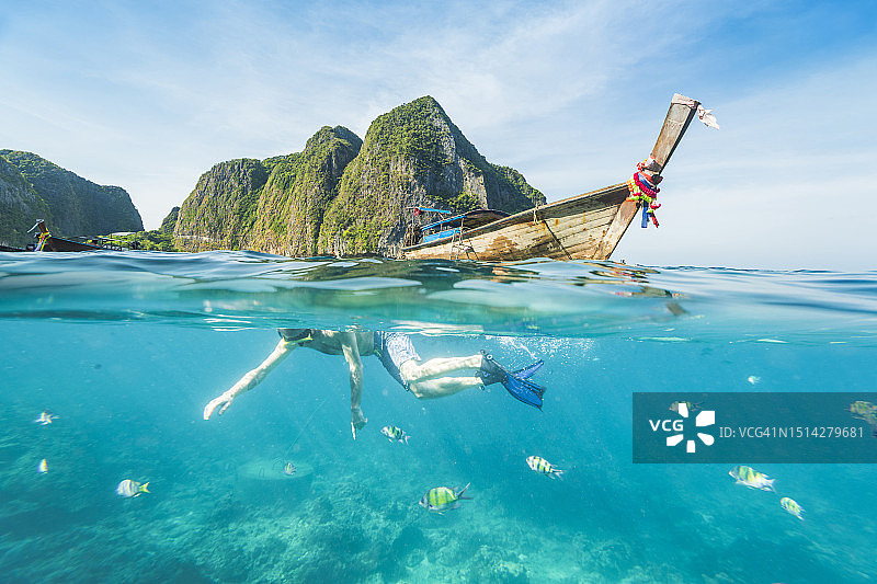 在泰国玛雅湾浮潜的游客图片素材