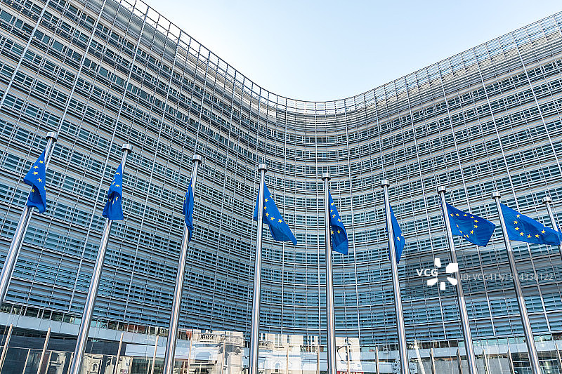 欧盟委员会贝雷蒙大厦前飘扬的欧盟旗帜图片素材