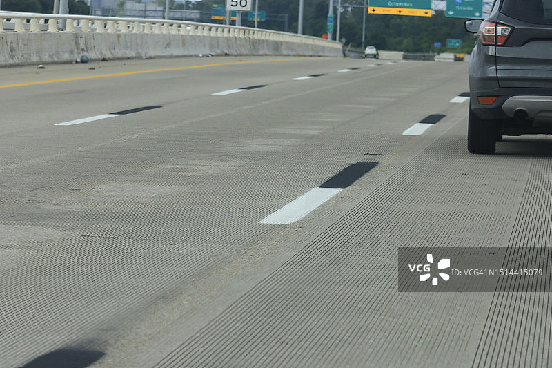 高速公路上白色和黑色条纹图片素材