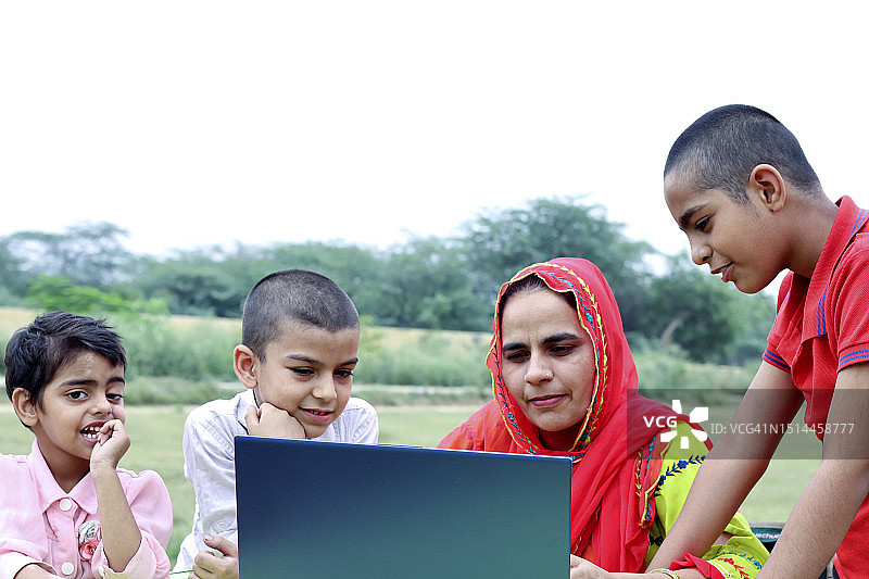 母子在公园户外一起使用笔记本电脑图片素材