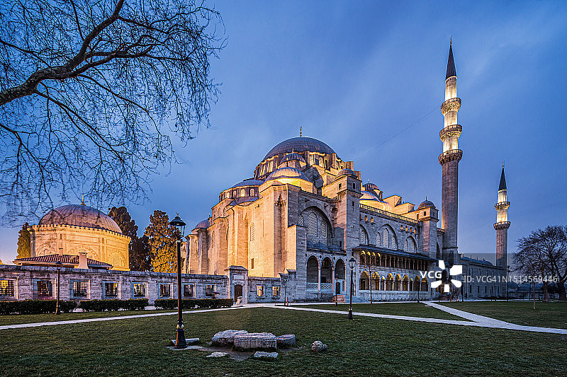苏莱曼尼耶清真寺的暮光图片素材