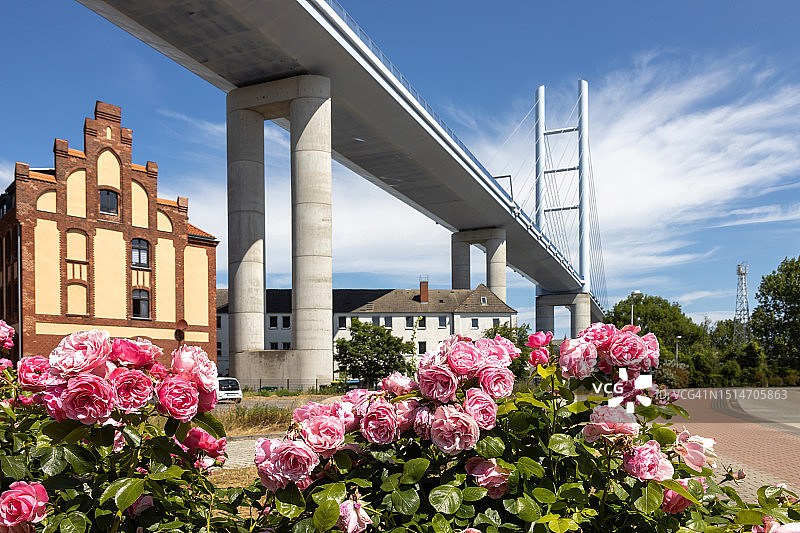 吕根桥位于德国梅克伦堡-前波莫瑞公寓楼之上图片素材