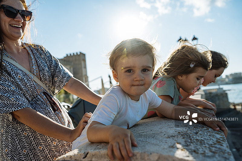 在意大利城市度假的家庭图片素材