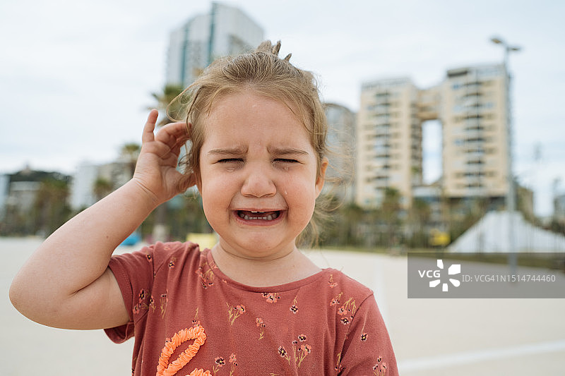 三岁女孩在哭图片素材