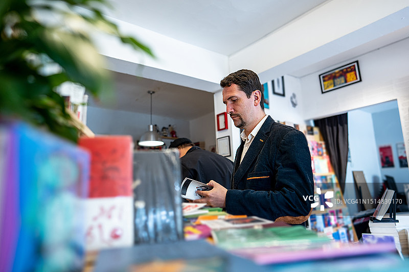 在图书馆查找书籍的年长商人图片素材