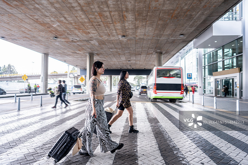 朋友们在机场户外行走图片素材