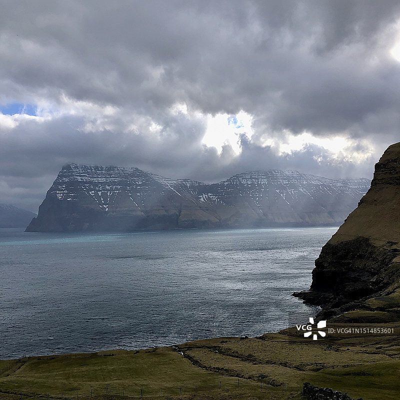 法罗群岛卡尔索伊岛上空的壮观风暴光图片素材