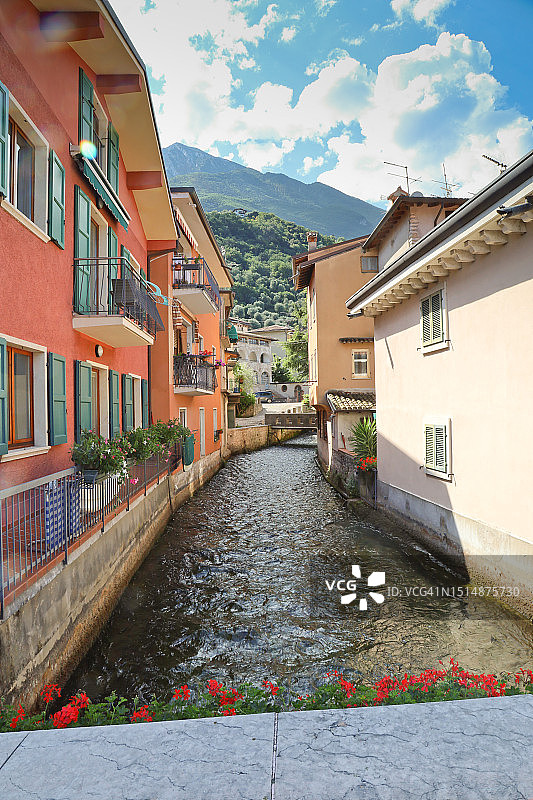 加尔达湖意大利马尔切西内卡索内河畔图片素材