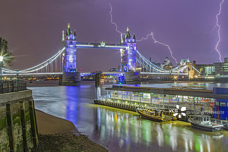 英国伦敦塔桥的闪电图片素材