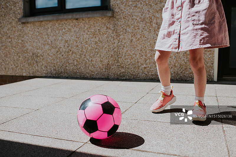 少女玩粉色足球图片素材