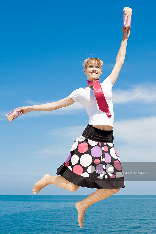 跳跃的苗条女孩图片素材