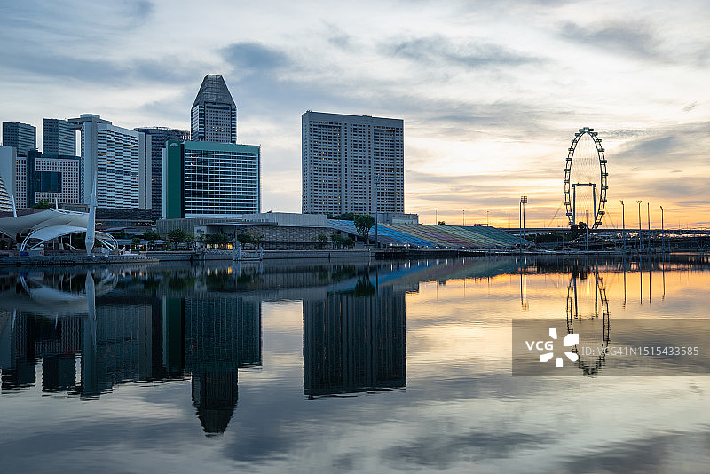 早上新加坡城市的清澈水面图片素材