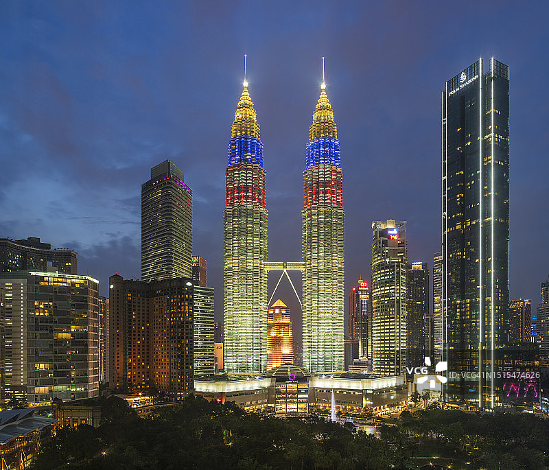 吉隆坡双子塔和四季酒店的暮色图片素材