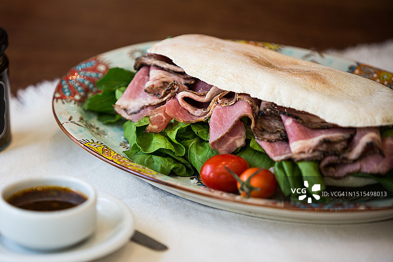 熏牛肉芝麻菜三明治图片素材