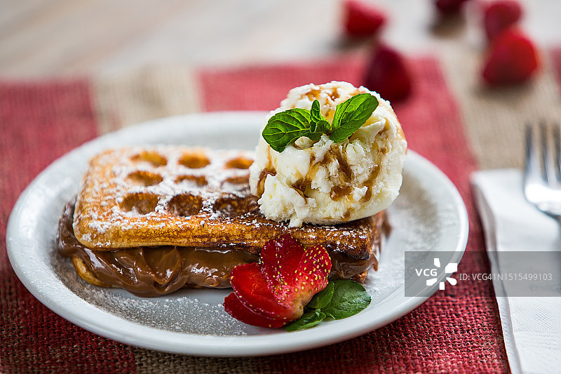 奶油焦糖冰淇淋焦糖牛奶华夫饼图片素材