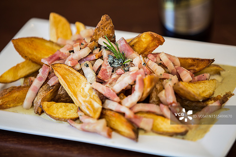 乡村风味土豆配培根葱酱图片素材