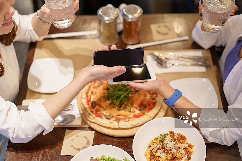 用智能设备进行数字支付的女性朋友图片素材