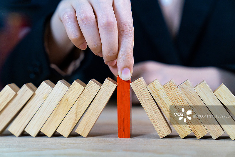 女商人将木块放置在塔上，概念风险控制、业务规划和战略。具有木块的替代风险概念，实现业务增长风险概念图片素材