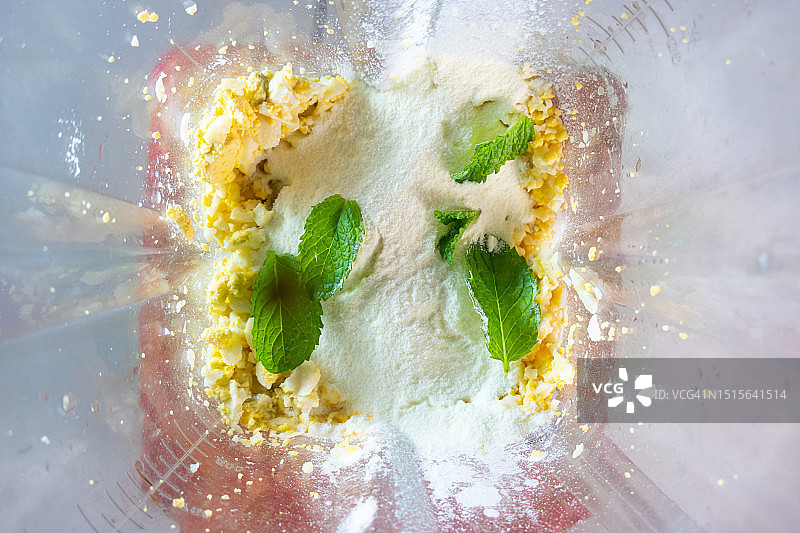 高速搅拌机中的鹌鹑蛋（高速摄影）图片素材