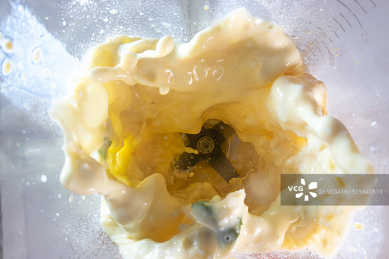 高速摄影：鹌鹑蛋与牛奶的混合瞬间图片素材