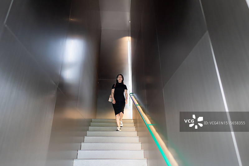 走下楼梯的商务女士图片素材