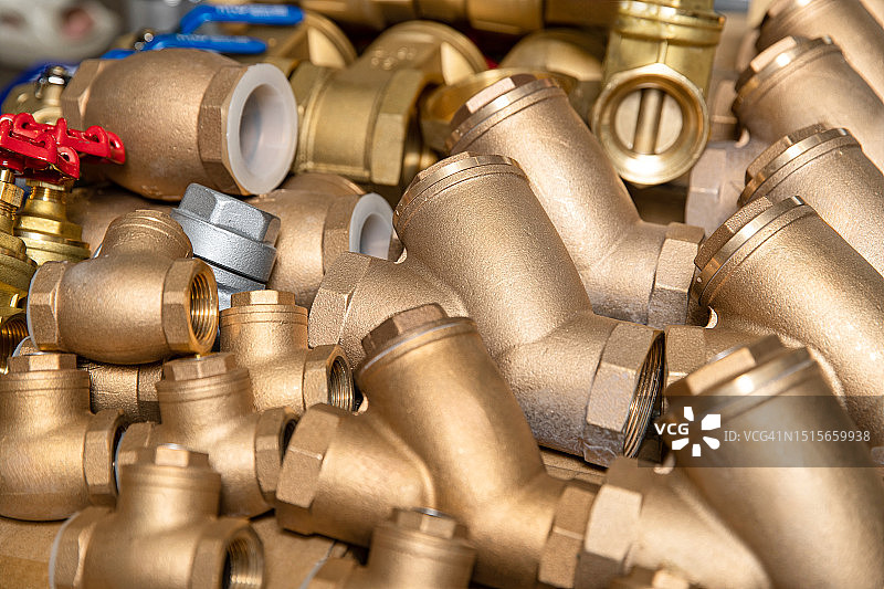 金属黄铜水龙头和阀门：建筑工程重要管道组件图片素材