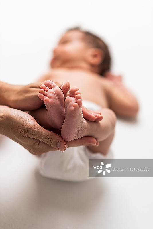 新生儿小脚在母亲手中图片素材