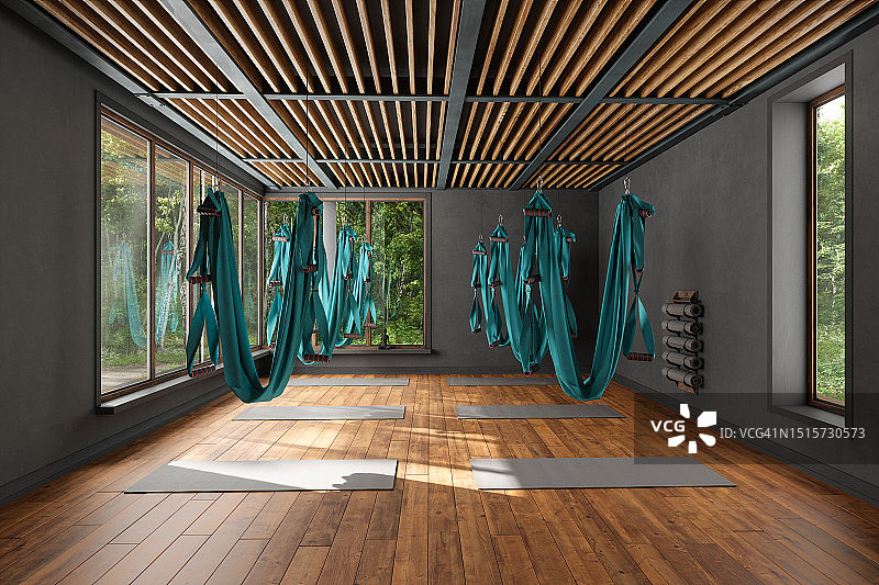 带有吊床和瑜伽垫的空瑜伽馆内部，空中瑜伽训练课图片素材