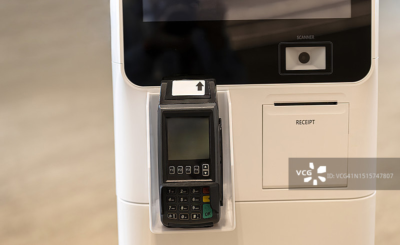 使用信用卡在终端上刷卡支付，顾客使用EDC机器支付购买产品或服务图片素材