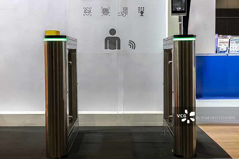 商务办公楼的电子门禁安全门图片素材