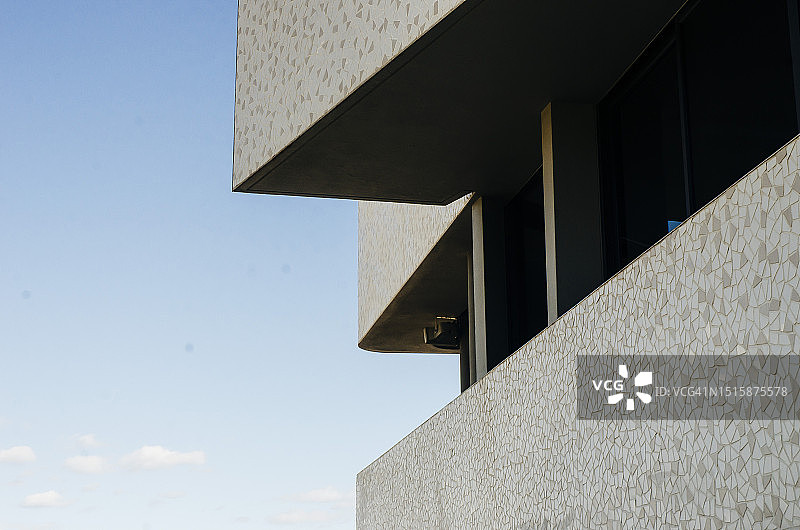 现代高层公寓楼阳台和蓝天的图形细节图片素材