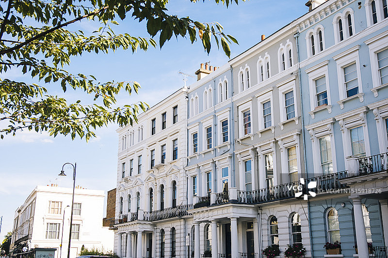 伦敦诺丁山的漂亮粉彩色排屋图片素材