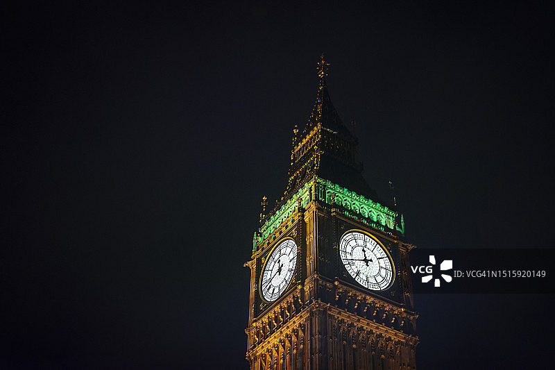 伦敦夜间照明下的大本钟钟面特写图片素材