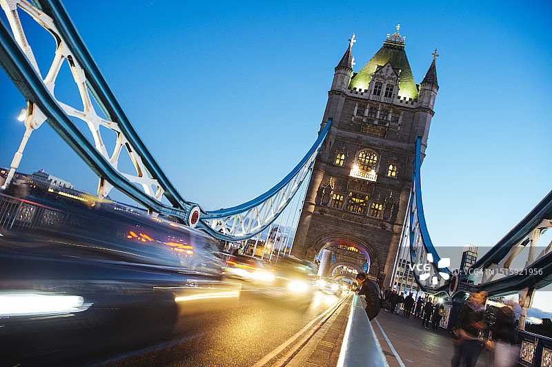 黄昏时伦敦桥上的模糊交通影像图片素材