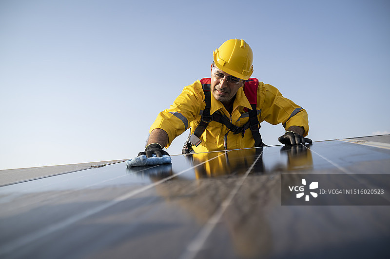 技术员正在清洁太阳能电池板图片素材