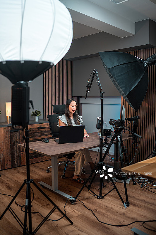 亚洲女性社交媒体明星图片素材