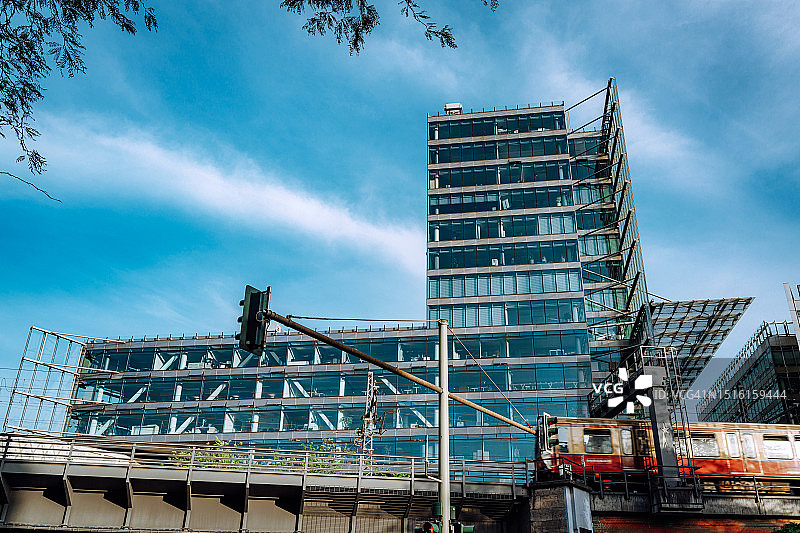 柏林夏洛滕堡的地铁列车穿越铁路桥图片素材