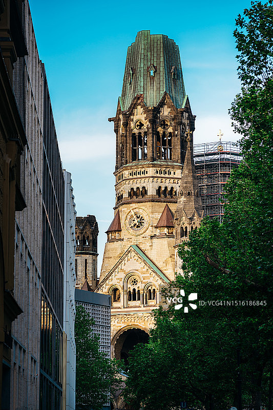 柏林标志性建筑威廉皇帝纪念教堂，城市繁华中的重生象征图片素材