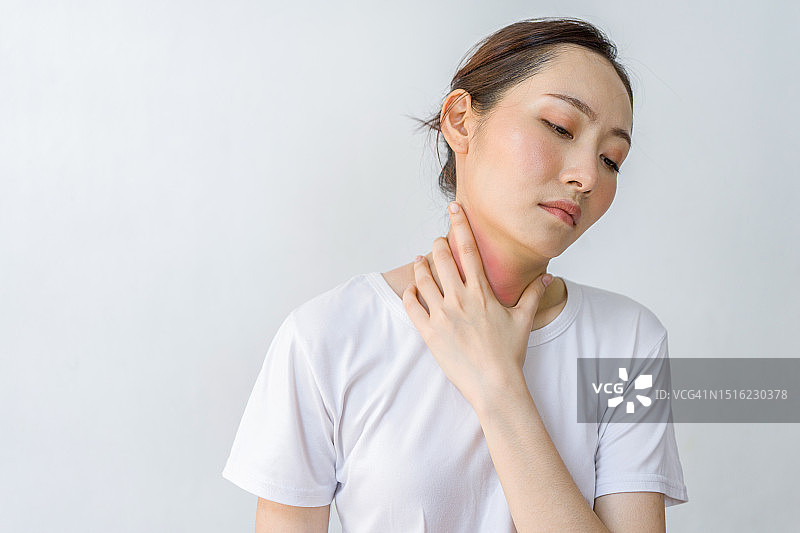 颈部疼痛的女性正面图图片素材