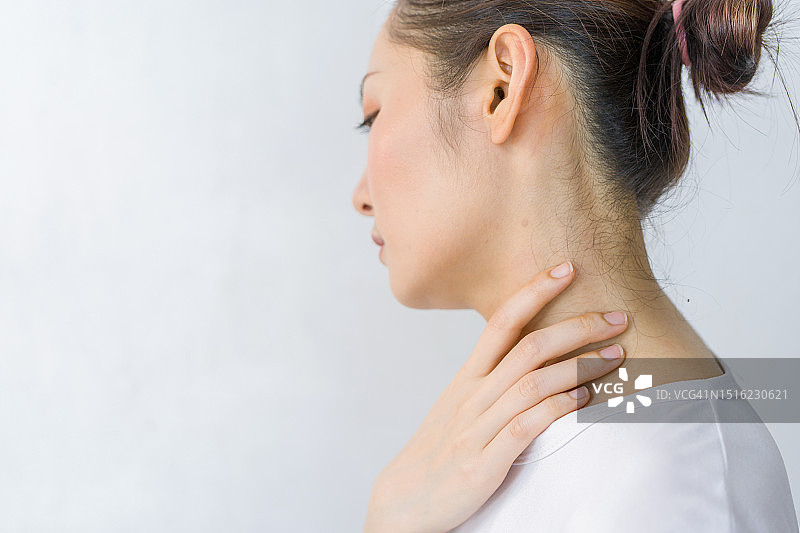 侧视图：颈椎疼痛的女子图片素材