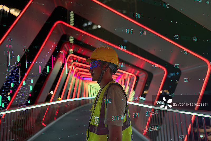 工程师使用智能眼镜体验元宇宙图片素材